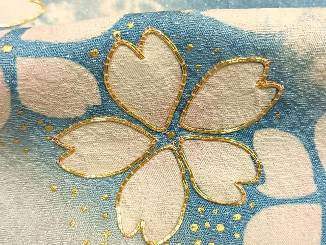 平和屋着物●豪華振袖　駒刺繍　舞桜文　暈し染め　金彩　銀通し地　正絹　逸品　AABK7792fy