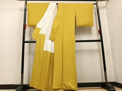 平和屋着物●上質な色無地　堅牢草木染　花唐草地紋　芥子色　反端付き　正絹　逸品　未使用　AABK8245ph