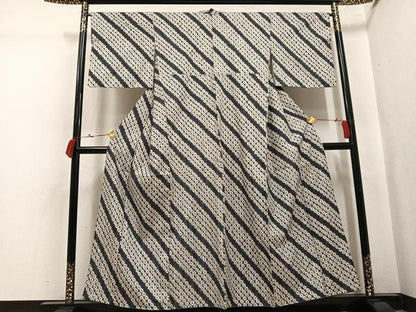 平和屋着物●1897年創業 名門岡野 本場筑前博多織 千年工房　紬　蜘蛛絞り　まるやま扱い　正絹　逸品　AABK8248ph