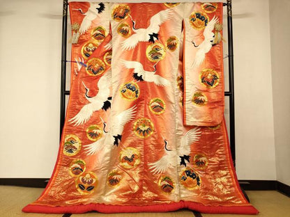 平和屋本店●色打掛 和装 婚礼 結婚式 花嫁 神社挙式 駒刺繍 飛鶴花蝶丸文 暈し染め 金糸 金彩 金通し地 逸品 AABK8294fw