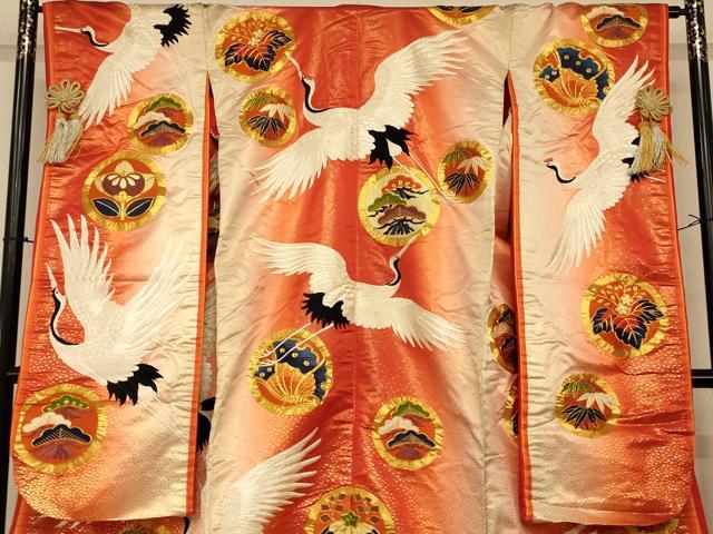 平和屋本店●色打掛 和装 婚礼 結婚式 花嫁 神社挙式 駒刺繍 飛鶴花蝶丸文 暈し染め 金糸 金彩 金通し地 逸品 AABK8294fw