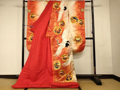 平和屋本店●色打掛 和装 婚礼 結婚式 花嫁 神社挙式 駒刺繍 飛鶴花蝶丸文 暈し染め 金糸 金彩 金通し地 逸品 AABK8294fw