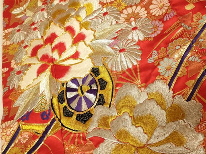 平和屋本店●色打掛　和装　婚礼　結婚式　花嫁　神社挙式　唐織　駒刺繍　花車扇子文　金銀糸　金通し地　逸品　AABK8340fw