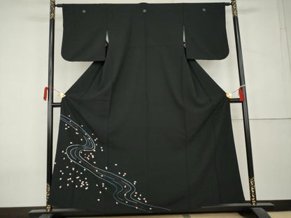 平和屋着物●洗える最高級着物　＜英＞はなぶさ謹製　黒留袖　総刺繍　流水に舞桜　金糸　洗える着物　AABK8570cs