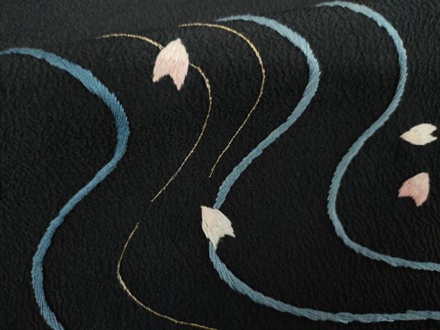 平和屋着物●洗える最高級着物　＜英＞はなぶさ謹製　黒留袖　総刺繍　流水に舞桜　金糸　洗える着物　AABK8570cs