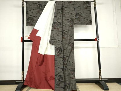 平和屋着物●本場大島紬　雲重ね花蝶文　黒地　正絹　逸品　未使用　AABK8690cs