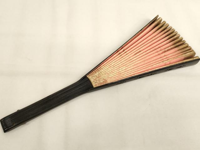 平和屋本店▼中啓　扇子　黒骨　紫金銀地　飛鶴花文　吉川法衣店謹製　箱付き　法衣　寺院　仏具　仏教　僧侶　神職　装束　AABK9045ja