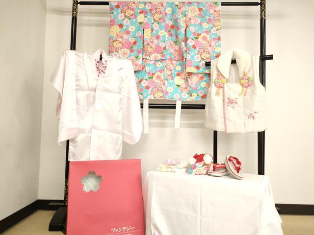 平和屋本店[]七五三　女の子　３歳　祝着　三つ身　長襦袢(単衣・半衿刺繍)・被布・小物セット　草花文　金彩　箱付き　AABK9145ja