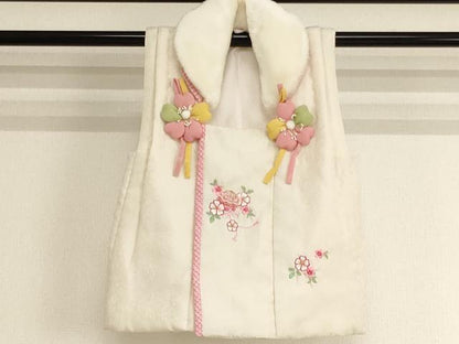 平和屋本店[]七五三　女の子　３歳　祝着　三つ身　長襦袢(単衣・半衿刺繍)・被布・小物セット　草花文　金彩　箱付き　AABK9145ja