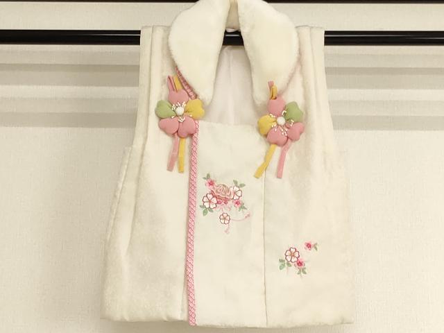 平和屋本店[]七五三　女の子　３歳　祝着　三つ身　長襦袢(単衣・半衿刺繍)・被布・小物セット　草花文　金彩　箱付き　AABK9145ja