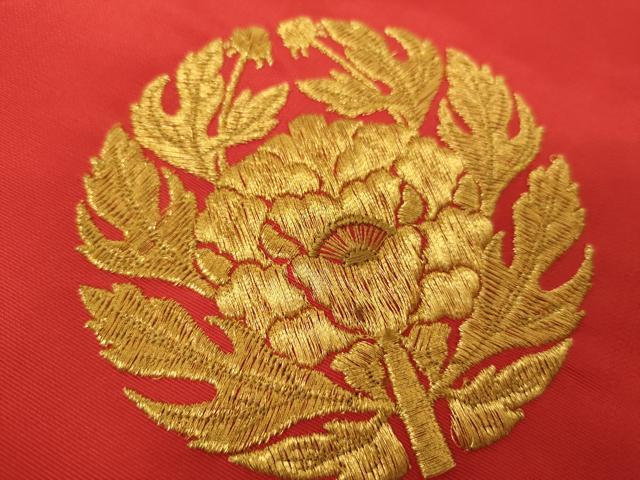 平和屋本店▼打敷　内敷2点セット　三角　刺繍　抱き牡丹　金糸　法衣　寺院　仏具　仏教　僧侶　神職　装束　AABK9312ja