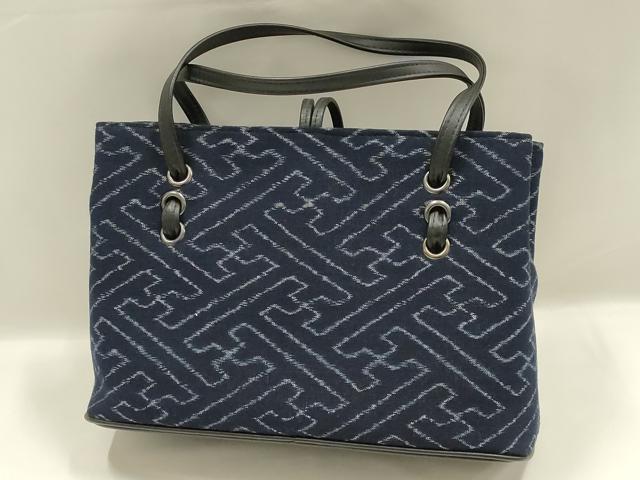 平和屋着物▼和装小物　和装バッグ　ハンドバッグ　トートバッグ　正藍つむぎ　紗綾型模様　くるみボタン　逸品　未使用　AABK9578ay