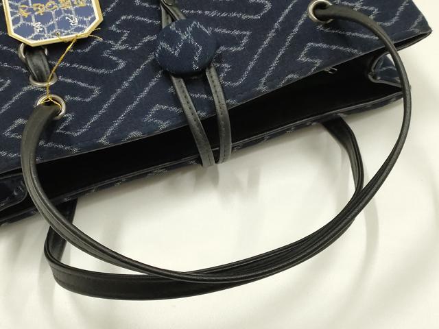 平和屋着物▼和装小物　和装バッグ　ハンドバッグ　トートバッグ　正藍つむぎ　紗綾型模様　くるみボタン　逸品　未使用　AABK9578ay