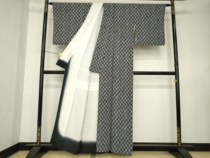 平和屋着物●上質な小紋　成り物　唐辛子　黒地　正絹　逸品　AABL0044ck