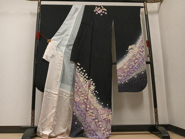 平和屋着物●豪華振袖　舞花文　暈し染め　黒地　金彩　京都きもの友禅扱い　正絹　逸品　AABL0631ph