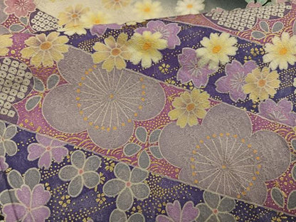 平和屋着物●豪華振袖　舞花文　暈し染め　黒地　金彩　京都きもの友禅扱い　正絹　逸品　AABL0631ph