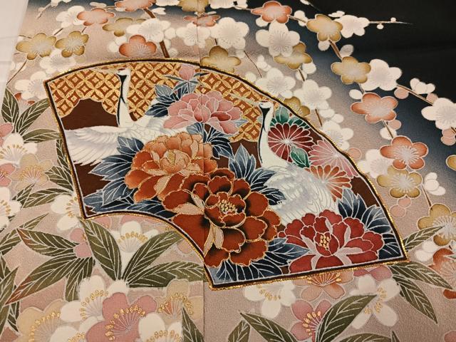 平和屋着物●豪華黒留袖　作家物　駒刺繍　地紙群鶴花文　暈し染め　金彩　正絹　逸品　未使用　AABL0748ph