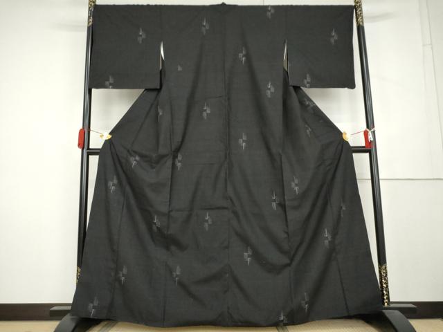 平和屋着物●本場結城紬　重要無形文化財　100亀甲　飛び亀甲　抽象文様　黒地　正絹　逸品　AABL1063cs