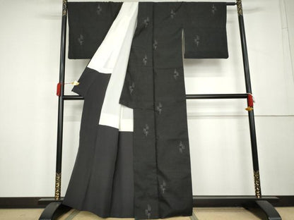 平和屋着物●本場結城紬　重要無形文化財　100亀甲　飛び亀甲　抽象文様　黒地　正絹　逸品　AABL1063cs