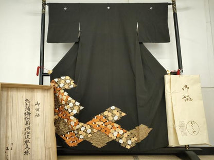 平和屋本店●銀座きしや　黒留袖　総刺繍　駒刺繍　梅松菊桐松皮取文様　金糸　共箱・たとう紙付き　正絹　逸品　AABL1156cs