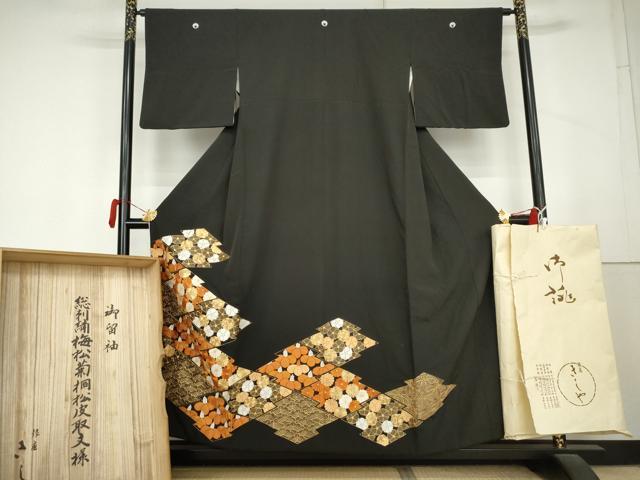 平和屋本店●銀座きしや　黒留袖　総刺繍　駒刺繍　梅松菊桐松皮取文様　金糸　共箱・たとう紙付き　正絹　逸品　AABL1156cs