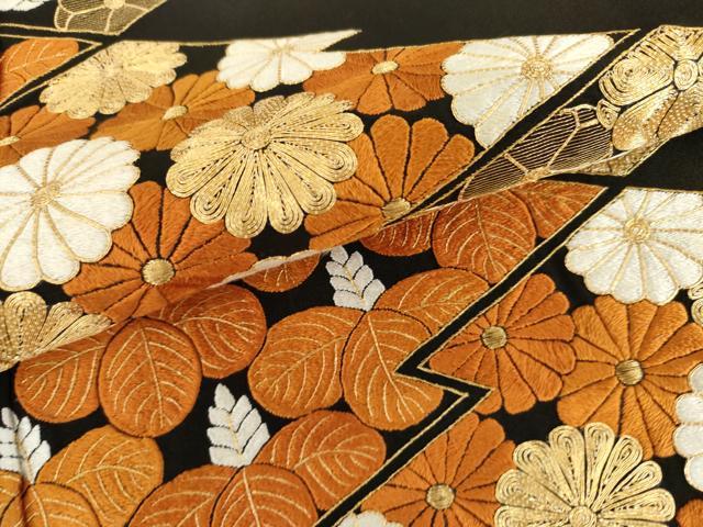 平和屋本店●銀座きしや　黒留袖　総刺繍　駒刺繍　梅松菊桐松皮取文様　金糸　共箱・たとう紙付き　正絹　逸品　AABL1156cs