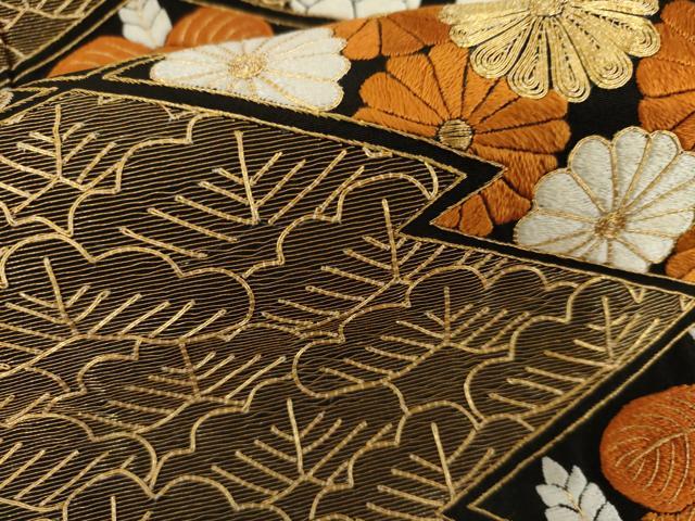 平和屋本店●銀座きしや　黒留袖　総刺繍　駒刺繍　梅松菊桐松皮取文様　金糸　共箱・たとう紙付き　正絹　逸品　AABL1156cs