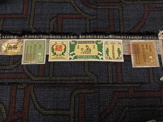 平和屋着物●本場結城紬　重要無形文化財　幾何学文様　証紙付き　正絹　逸品　AABL1750ph