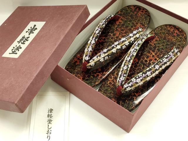 平和屋着物▼和装小物　下駄　津軽塗　鼻緒:花柄　金彩　共箱付き　逸品　未使用　AABL1969ay