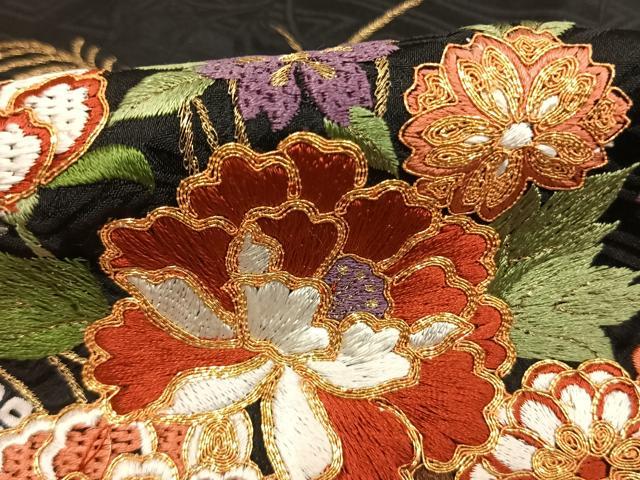 平和屋着物●豪華振袖　駒刺繍　草花文　黒地　金彩　正絹　逸品　AABL2834fy