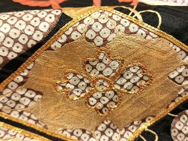 平和屋着物●豪華振袖　駒刺繍　草花文　黒地　金彩　正絹　逸品　AABL2928fy