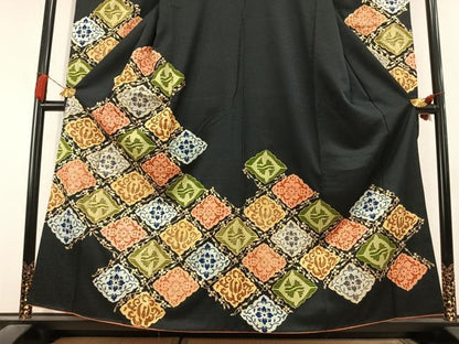 平和屋着物●豪華振袖　駒刺繍　吉祥花鳥文　黒地　金彩　正絹　逸品　AABL3122fy