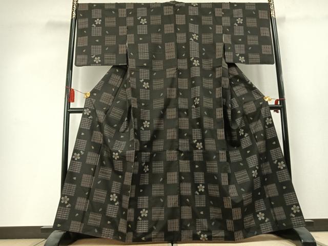 平和屋着物●本場大島紬　9マルキ　市松舞桜文　正絹　逸品　AABL3505fy