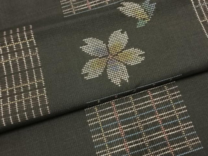 平和屋着物●本場大島紬　9マルキ　市松舞桜文　正絹　逸品　AABL3505fy