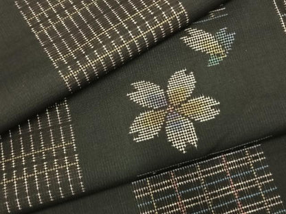 平和屋着物●本場大島紬　9マルキ　市松舞桜文　正絹　逸品　AABL3505fy