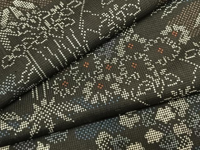 平和屋着物●本場大島紬　7マルキ　草花文　黒地　正絹　逸品　AABL3539fy