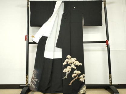 平和屋着物●豪華黒留袖　駒刺繍　枝松文　金彩　正絹　逸品　AABL4189cs
