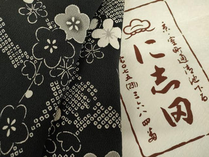 平和屋着物●京都老舗銘店・に志田　小紋　枝梅　黒地　鬼しぼ縮緬　たとう紙付き　正絹　逸品　AABL4237cs