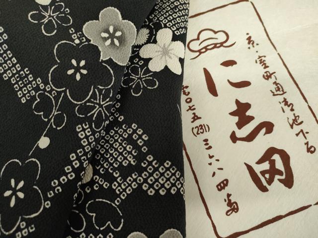 平和屋着物●京都老舗銘店・に志田　小紋　枝梅　黒地　鬼しぼ縮緬　たとう紙付き　正絹　逸品　AABL4237cs