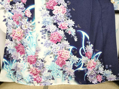 平和屋着物●豪華振袖　刺繍　花蝶文　暈し染め　金彩　銀通し地　正絹　逸品　AABL5511ck