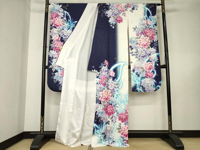 平和屋着物●豪華振袖　刺繍　花蝶文　暈し染め　金彩　銀通し地　正絹　逸品　AABL5511ck