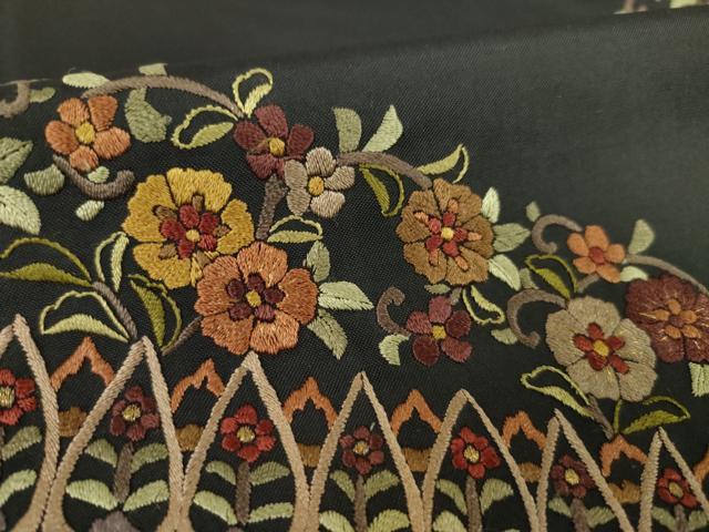 平和屋着物●本場縞大島紬　訪問着　総刺繍　草花文　黒地　ロング丈　正絹　逸品　AABL5567ck
