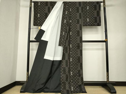 平和屋着物●本場大島紬　純泥染め　7マルキ　手織り　幾何学文様　岡江織物謹製　証紙付き　ロング丈　正絹　逸品　AABL5594ck