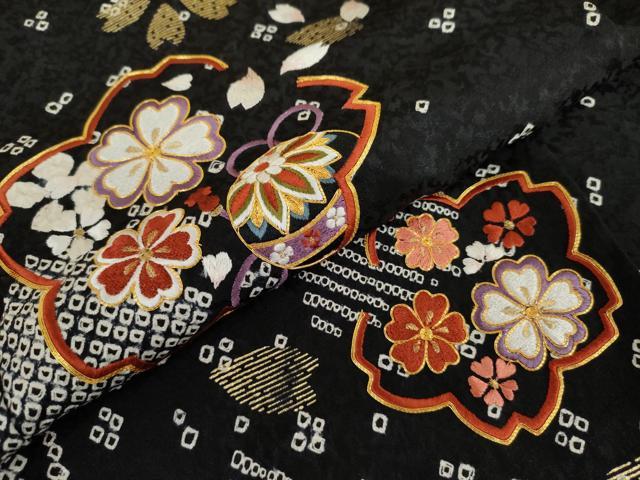 平和屋着物●豪華振袖　絞り　駒刺繍　雪輪舞花文　黒地　金糸　金彩　正絹　逸品　未使用　AABL6446cs