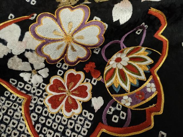 平和屋着物●豪華振袖　絞り　駒刺繍　雪輪舞花文　黒地　金糸　金彩　正絹　逸品　未使用　AABL6446cs