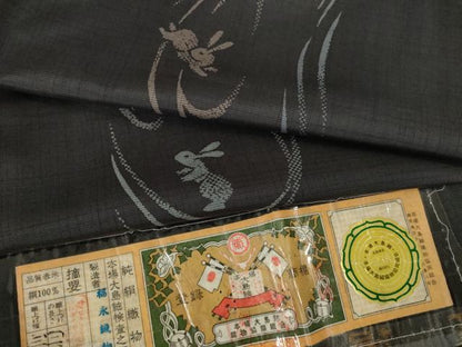 平和屋着物●本場縞大島紬　流水兎　黒地　福永織物謹製　証紙付き　正絹　逸品　未使用　AABL7273ck