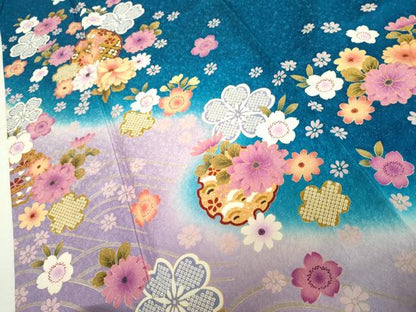 平和屋着物●豪華振袖　雪輪舞花文　暈し染め　金彩　銀通し地　正絹　逸品　AABL7722cs