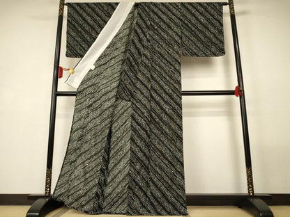 平和屋着物＊夏物　小紋　絽縮緬　よろけ斜縞　黒地　さんび謹製　洗える着物　AABL7901jd