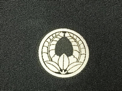 平和屋着物●豪華黒留袖　刺繍　孔雀花蝶文　銀糸　金銀彩　正絹　逸品　AABL8443fy
