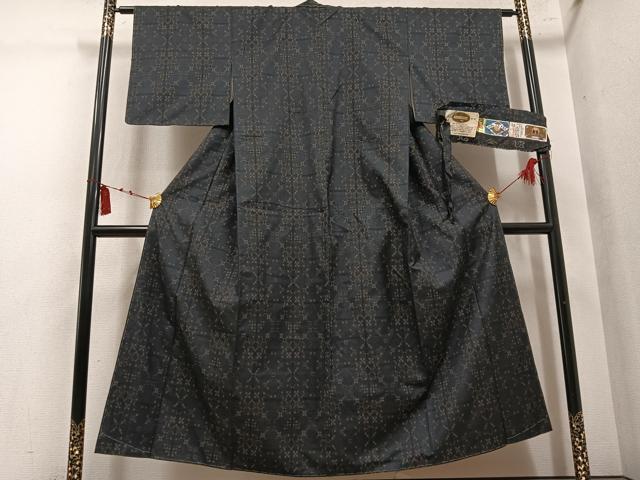平和屋着物●本場大島紬　古代染色純泥染　7マルキ　幾何学文様　田畑情玄作　田畑絹織物謹製　証紙付き　正絹　逸品　未使用　AABL8808ph